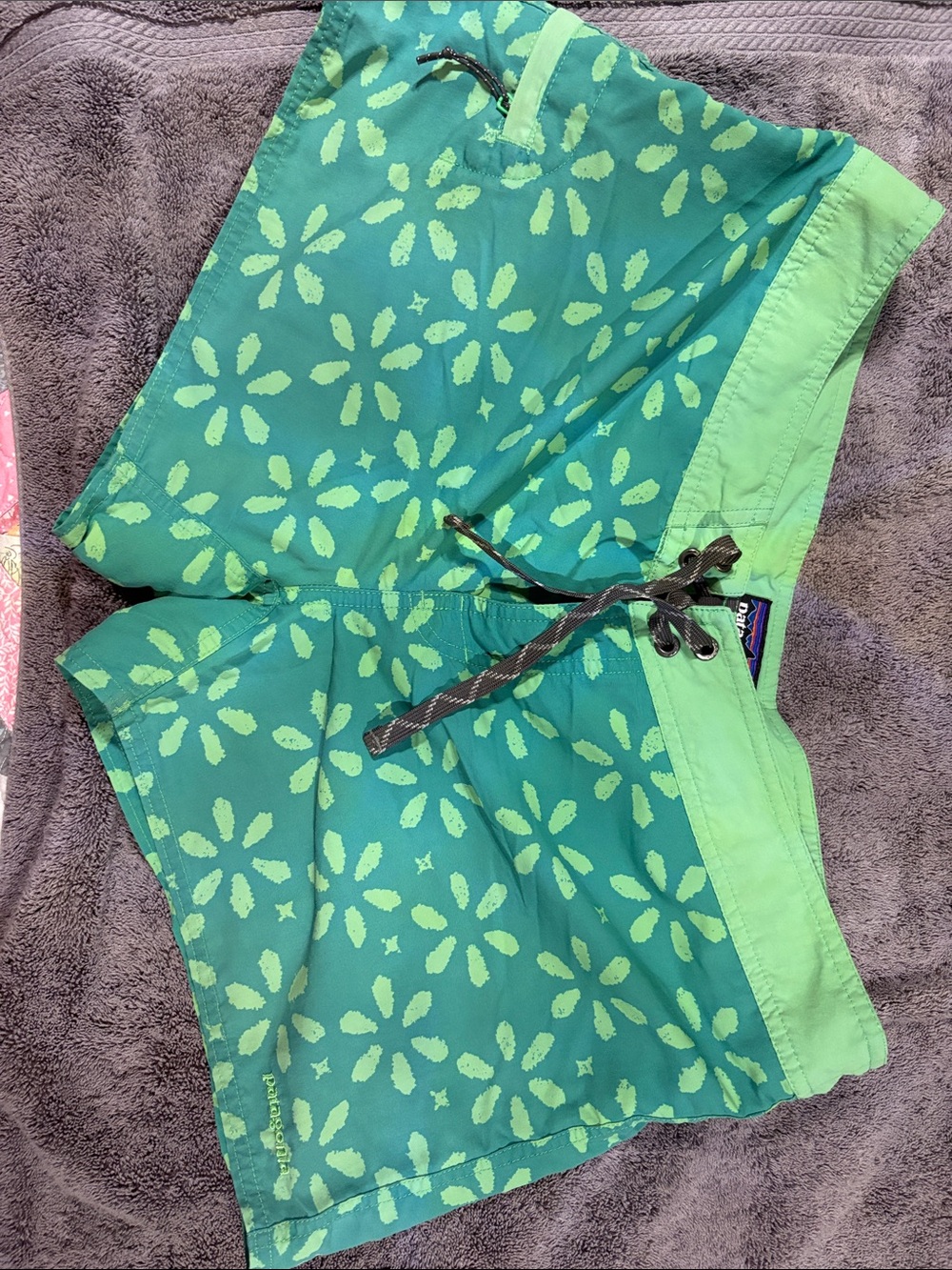 Patagonia Green Floral Print Board Shorts Women's Size 14 EUC